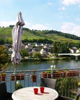 Die Ferienwohnung liegt in der Altstadt Zell mit Balkon und Moselblick